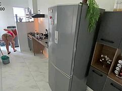 Skrivena kamera hvata zaposlenu u šorcima kako zadirkuje? Gledaj kako provocira sada!