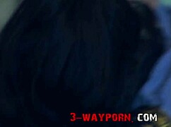 Madelyn Marie och Jennifer Dark delar hans stora kuk i vild trekant