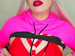 Транс-красотка хвастается розовой кожей и неотразимым шармом в дерзком трахе