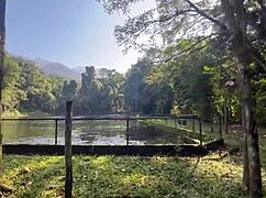 Adolescente ebony de 18+ exibindo buceta apertada na cachoeira em público, tão quente! 🔥