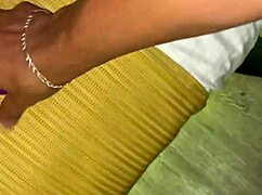 Finom nalgona négyesben, előrehajolva kutyapózban intenzív akcióra