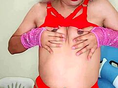 Транс-красотка хвастается розовой кожей и неотразимым шармом в дерзком трахе