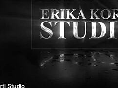 ¡ey, mira a la guapa Akina Asmuss de 18+ en su primer doble anal con cuatro pollas grandes, terminando en ano abierto y boca llena!