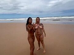 fui na praia de nudismo e acabei levando porra no banho de mar.