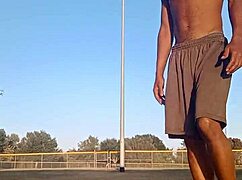 Опитай атлетичната брюнетка съквартирантка в домашно общежитие тренировка.