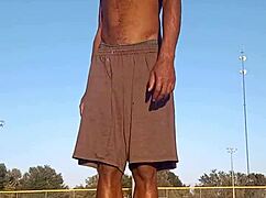 Опитай атлетичната брюнетка съквартирантка в домашно общежитие тренировка.