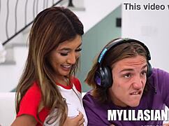 Azgın Asyalı Axel'ı yoğun POV aksiyon için baştan çıkarıyor. İşler çabuk ısınıyor