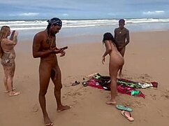 fui na praia de nudismo e acabei levando porra no banho de mar.