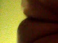 Dobladita para rapidito en perrito sin condón en la sala