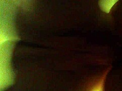 Membungkuk untuk quickie doggy tanpa kondom di ruang tamu