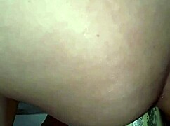 Ta děvka si rozbíjí zadek tlustou cuketou