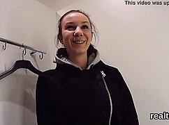 귀여운 체코 고양이 같은 여자, 슈퍼마켓에서 유혹당해 POV로 박아