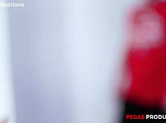 Oi, mau lihat milf berdada ini dientot keras di pantat sama anak tiri?