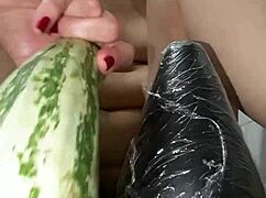 A Vadia Arrebenta o Rabo com Abobrinha Grossa