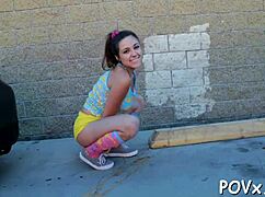 ¿Cómo domina el hombre tatuado a la ninfa sexy?