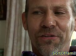 Rdečelaska stepteen 18+ sesa kurca pred tabujem analnim seksom v posnetku iz bližine