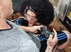 sofie lollipop perdeu no vídeo game pro carmona teve que chupar o pau dele até ele gozar na boca dela