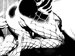 Gata acorrentada em grilhões no tormento BDSM hardcore