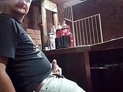 Mi sto solo divertendo con me stesso al lavoro durante una pausa veloce