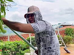 Follandome a la hijastra de mi patron meintras el no esta