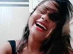 Indisk babe med store patter og røv danser frækt mens hun suger, knepper og tæmmer fitte