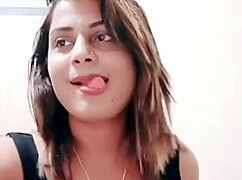 Indisk babe med store patter og røv danser frækt mens hun suger, knepper og tæmmer fitte