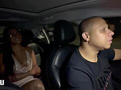 Arrastei a morena gostosa putinha pra dentro do carro e meti a vara nela