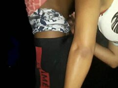 Stari kukold se pripravlja v klubu