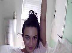 Видя ли големите естествени цици на Джоуи Фишър да подскачат?