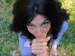 Изгубена инфлуенсърка смуче голям кур навън