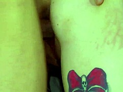 יופי צעירה חמודה מצטלמת בתמימות