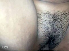 Nuori 18+ nainen kuvaa videon armeijassa olevalle poikaystävälle anaali-orgasmilla