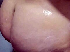 Ich spiel mit meinen Titten unter der Dusche