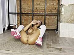 Monika Fox felmelegszik dildóval mielőtt punci szopás és arcra