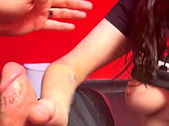 Žena cucá kurac v odvážnej verejnej scéne v sex shope