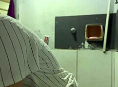 היי שכן, רוצה לראות את הציצים הגדולים שלי בזמן שהקוקו שלי צופה בכדורגל?