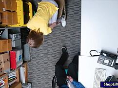 Ujeta pri kraji in policaj me trdo nabija s svojim velikim kurbom