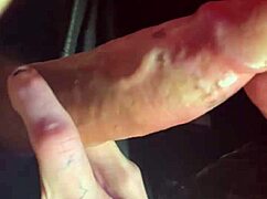 Frun suger kuk i djärv offentlig sexbutiksscen