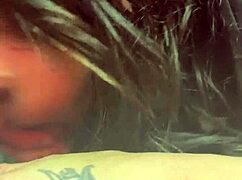 Isteri hisap kote dalam adegan kedai seks awam berani.