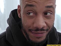 Moje naštvaná nejlepší kamarádka prohrála karty a cucá obrovský čurák cizáka v cowgirl.