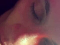 Vaimo imee kyrpää rohkeassa julkisessa sex-kaupassa