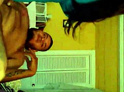 Asiatin reitet den fetten Schwanz, lutscht ihn auch tief?