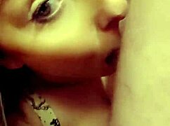 MILF berambut merah hisap batang keras penuh semangat