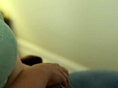 Göğüslü Kimberlee Kel Amcığını Dildoyla Zevklendiriyor