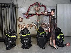 4人のマゾ男がミストレスSaraの命令で届く