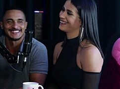 Morena safada pelada mostrando peitos e buceta chupada post-dedo no cu de homens