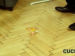 Cuck4k szabályok szerint feleség szop a kanapén piercinges mellbimbókkal.