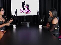 Morena safada pelada mostrando peitos e buceta chupada post-dedo no cu de homens