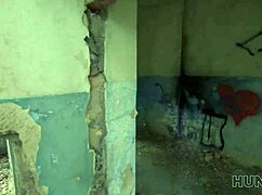 En Hunt4k, novia morena zorra recibe follada anal apasionada de extraño mientras cornudo mira