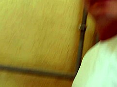 Wow, vloggerul primește muie în hol!